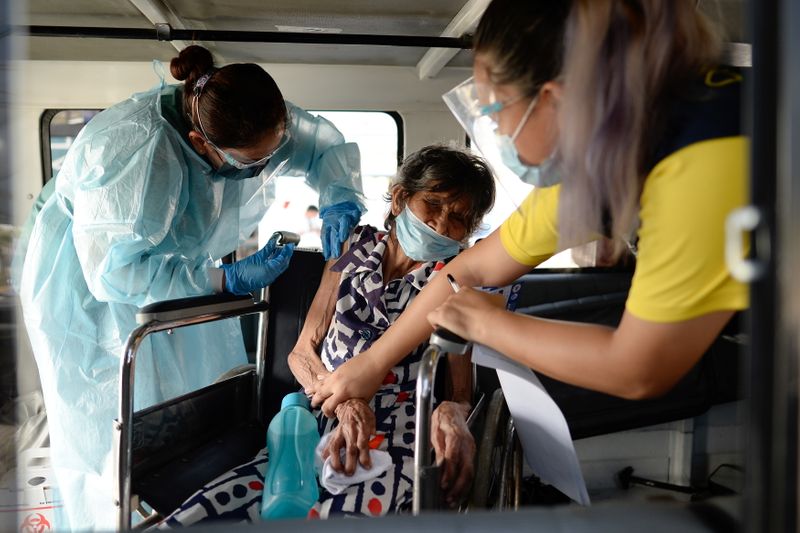 &copy; Reuters. Drive-thru vaccination in Makati city, Philippines