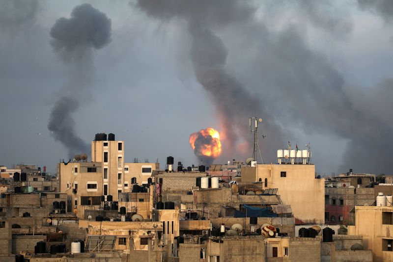&copy; Reuters. Flames and smoke rise during Israeli air strikes amid a flare-up of Israel-Palestinian violence, in the southern Gaza Strip May 11, 2021. REUTERS/Ibraheem Abu Mustafa
