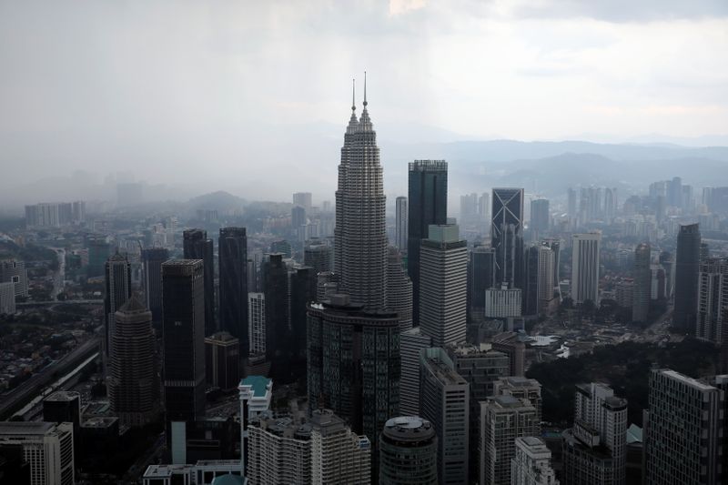 &copy; Reuters. 　マレーシア中央銀行が１１日発表した第１・四半期の国内総生産（ＧＤＰ）は前年比０．５％減少した。ただ、減少幅は２０２０年第４・四半期（３．４％減）から縮小、ロイターがまと