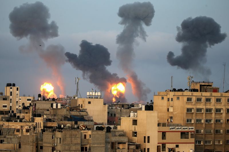 &copy; Reuters. 　５月１１日、イスラエル軍はパレスチナ自治区ガザからのロケット弾発射が相次いだことを受け、１１日未明もガザ地区への空爆を継続した。ガザ地区南部で撮影（２０２１年　ロイター
