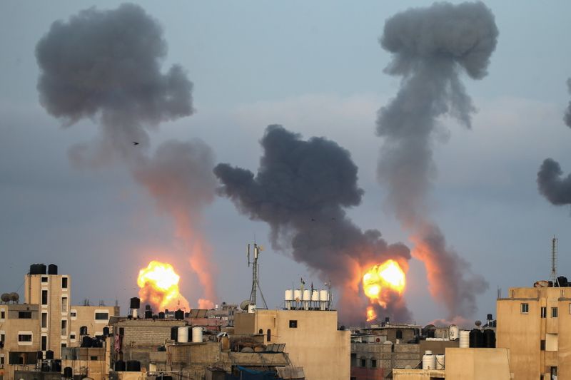 &copy; Reuters. Les Palestiniens ont tiré plusieurs salves de roquettes sur Israël dans la nuit de lundi à mardi, tandis que l'armée israélienne a lancé de nouveaux raids aériens sur la bande de Gaza au lendemain des affrontements qui se sont produits à Jérusale