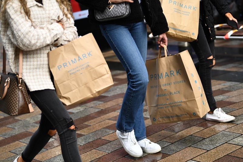 © Reuters. FILE PHOTO: People carry Primark shopping bags after retail restrictions due to coronavirus disease (COVID-19) eased, in Belfast, Northern Ireland, May 4, 2021. REUTERS/Clodagh Kilcoyne