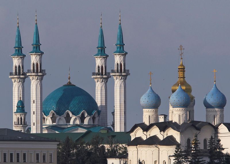 &copy; Reuters. A general view shows Kul Sharif (also known as Qol Sharif) mosque (L) and Blagoveschensky Orthodox cathedral in Kazan July 23, 2012. Kazan, capital of Russia's mainly-Muslim Tatarstan region, has long had an image as a showcase of religious tolerance. But