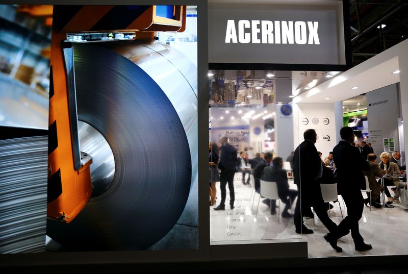 &copy; Reuters. Imagen de archivo del logo y la exhibición del grupo siderúrgico español Acerinox en la "Tube Fair" de Düsseldorf, Alemania. 7 de abril, 2016. REUTERS/Wolfgang Rattay/Archivo