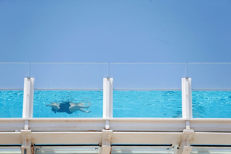 &copy; Reuters. FOTO DE ARCHIVO: Una mujer se baña en una piscina de la azotea de su hotel en la playa de Magaluf, España