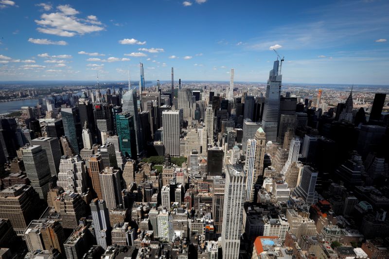 © Reuters. The north view of the Manhattan skyline is seen from the 86th floor observation deck of the Empire State Building, June 24, 2020. Picture taken June 24, 2020. REUTERS/Mike Segar
