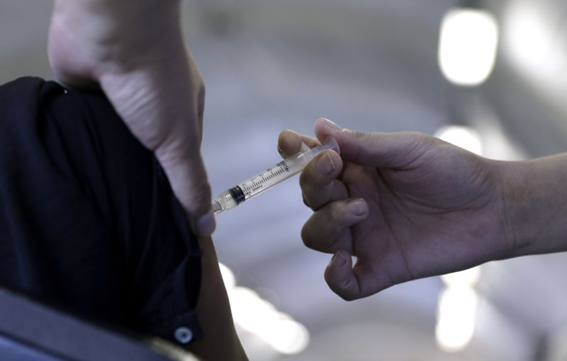 &copy; Reuters. Enfermeira aplica vacina contra Covid-19 da AstraZeneca em paciente no Rio de Janeiro
03/05/2021 REUTERS/Ricardo Moraes