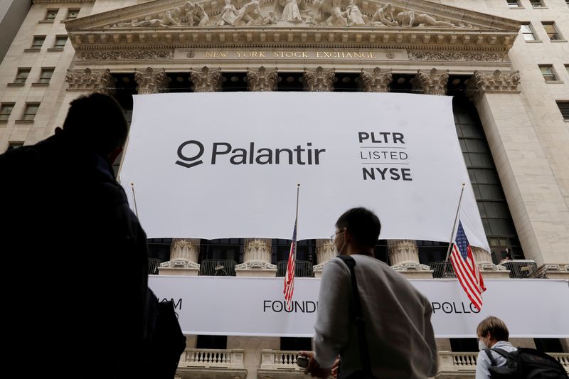 &copy; Reuters. FILE PHOTO: People walk by a banner featuring the logo of Palantir Technologies (PLTR) at the New York Stock Exchange (NYSE) on the day of their initial public offering (IPO) in Manhattan, New York City