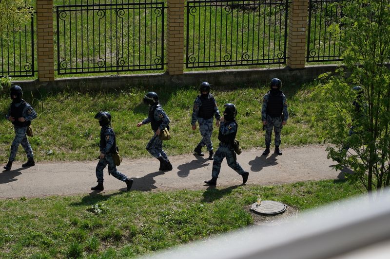 © Reuters. أفراد من قوات الأمن الروسية بالقرب من مدرسة في قازان يوم الثلاثاء. صورة لرويترز محظور إعادة بيعها أو وضعها في أرشيف.