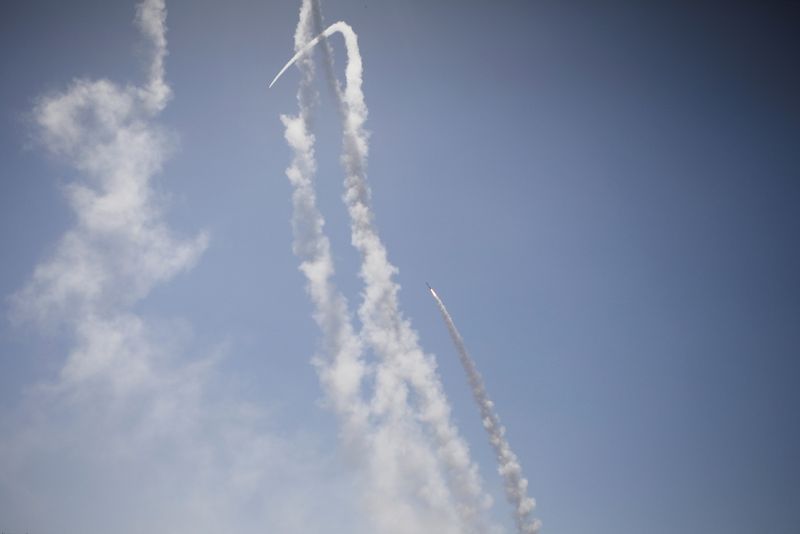 &copy; Reuters. صواريخ أطلقها فلسطينيون تظهر في سماء عسقلان في جنوب إسرائيل يوم الثلاثاء. تصوير: نير إلياس - رويترز. 