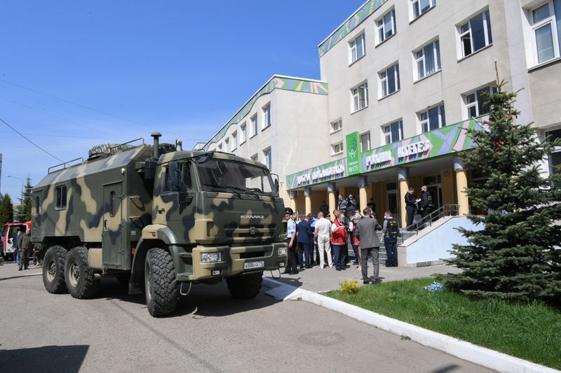 &copy; Reuters. Forças de segurança em escola Númbero 175 após ataque a tiros em Kazan, Rússia 
11/5/2021 Mikhail Frolov/Press Office of Tatarstan