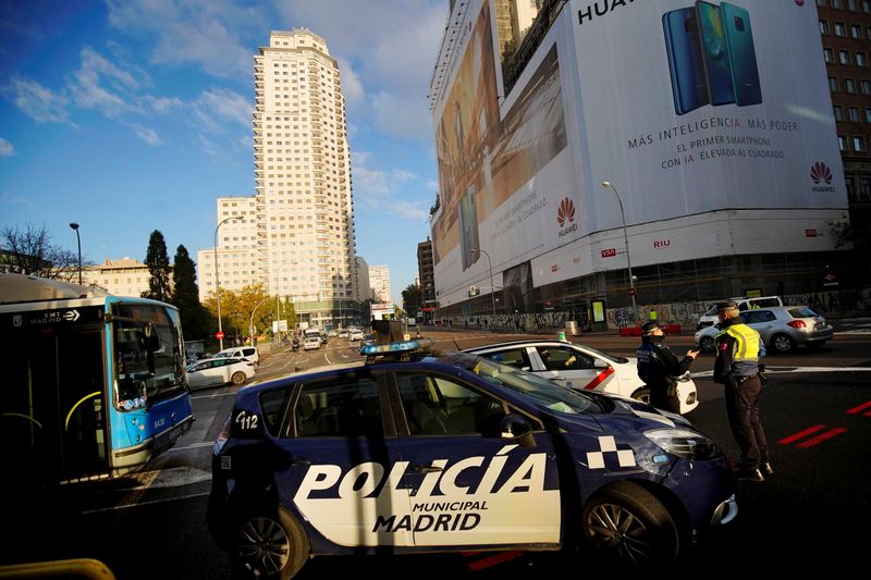 &copy; Reuters. FOTO DE ARCHIVO: Agentes de la policía local madrileña durante el primer día de prohibición a la circulación de vehículos contaminantes en el centro de Madrid, España, el 30 de noviembre de 2018. REUTERS/Juan Medina