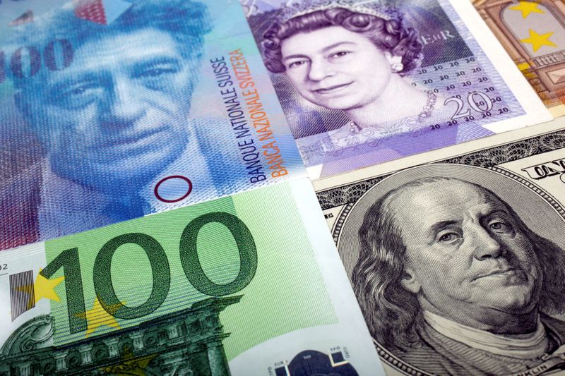 &copy; Reuters. IMAGEN DE ARCHIVO. Una ilustración con billetes de dólares, francos suizos, libras esterlinas y euros. Enero 26, 2011.  REUTERS/Kacper Pempel