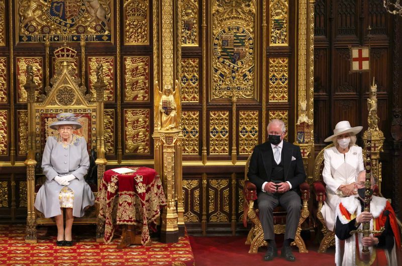 &copy; Reuters. La regina Elisabetta siede alla Camera dei Lord con il principe di Galles Carlo e la duchessa di Cornovaglia Camilla, per l'apertura dei lavori parlamentari. Londra 11 maggio 2021. Chris Jackson/Pool via REUTERS