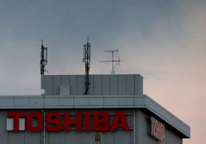 &copy; Reuters. FILE PHOTO: The logo of Toshiba Corp. is seen at the company's facility in Kawasaki, Japan February 13, 2017.    REUTERS/Issei Kato