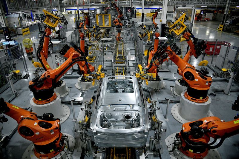 &copy; Reuters. FILE PHOTO: Autonomous robots assemble an X model SUV at the BMW manufacturing facility in Greer, South Carolina, U.S. November 4, 2019. REUTERS/Charles Mostoller/File Photo