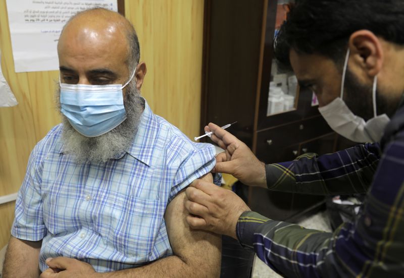 &copy; Reuters. رجل يحصل على تطعيم ضد كوفيد-19 في إدلب بسوريا يوم السادس من مايو ايار 2021. تصوير: خليل العشاوي - رويترز. 