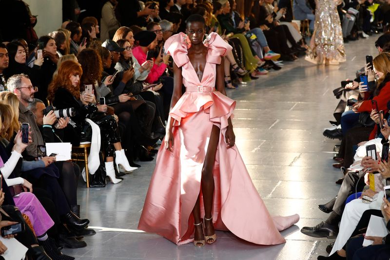 &copy; Reuters. Imagen de archivo de una modelo presentando una creación del diseñador Elie Saab como parte de su colección alta costura primavera/verano 2020 en París, Francia. 22 de enero, 2020. REUTERS/Francois Lenoir/Archivo