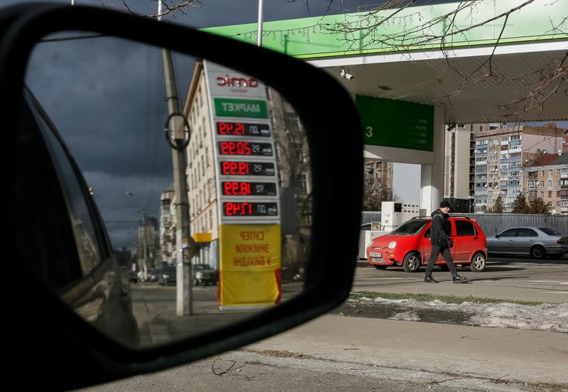 &copy; Reuters. A man walks past "Amic" fuel stations displaying prices of 0.77 USD and 0.81 USD per litre of basic unleaded petrol during falling global oil price in Kiev, Ukraine, February 5, 2016. REUTERS/Gleb Garanich