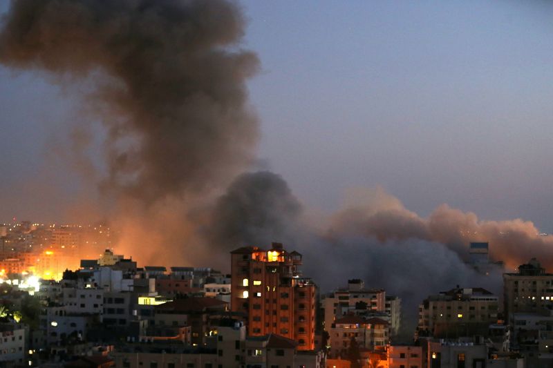 © Reuters. الدخان يتصاعد بعد تدمير مبنى خلال ضربة جوية إسرائيلية في غزة يوم الثلاثاء. تصوير: إبراهيم أبو مصطفى - رويترز. 
