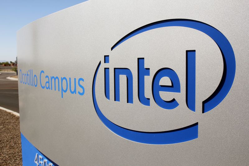 &copy; Reuters. El logotipo de Intel Corporation se ve en un letrero fuera del sitio de fabricación de microprocesadores Fab 42 en Chandler, Arizona, EE. UU., 2 de octubre de 2020. REUTERS / Nathan Frandino/ Foto de archivo