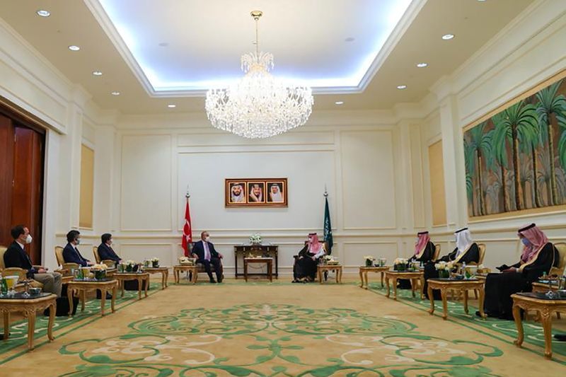 © Reuters. Turkish Foreign Minister, Mevlut Cavusoglu meets with Saudi Foreign Minister, Prince Faisal bin Farhan Al-Saud in the holy city of Mecca, Saudi Arabia