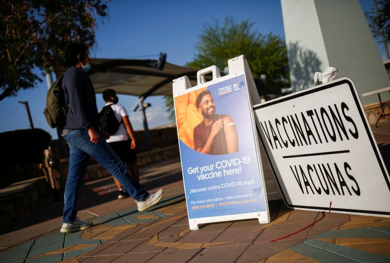 &copy; Reuters. Foto de un centro de vacunación contra el coronavirus cerca del Puente Internacional Santa Fe en El Paso, Texas
May 7, 2021.  REUTERS/Jose Luis Gonzalez