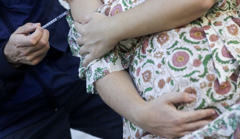 © Reuters. Vacinação de grávida no Rio de Janeiro
4/5/2021 REUTERS/Ricardo Moraes
