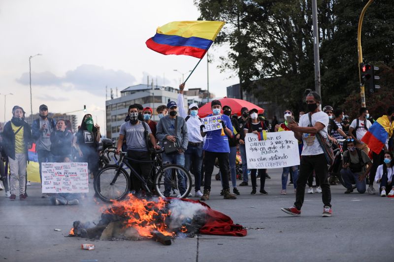 © Reuters. Manifestantes participan en una protesta contra el Gobierno del presidente de Colombia, Iván Duque, en Bogotá, Colombia, 6 de mayo, 2021. REUTERS/Luisa González
