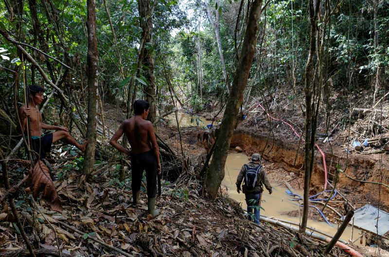 &copy; Reuters. Indígenas ianomâmis acompanham operação do Ibama na floresta amazônica
17/04/2016
REUTERS/Bruno Kelly