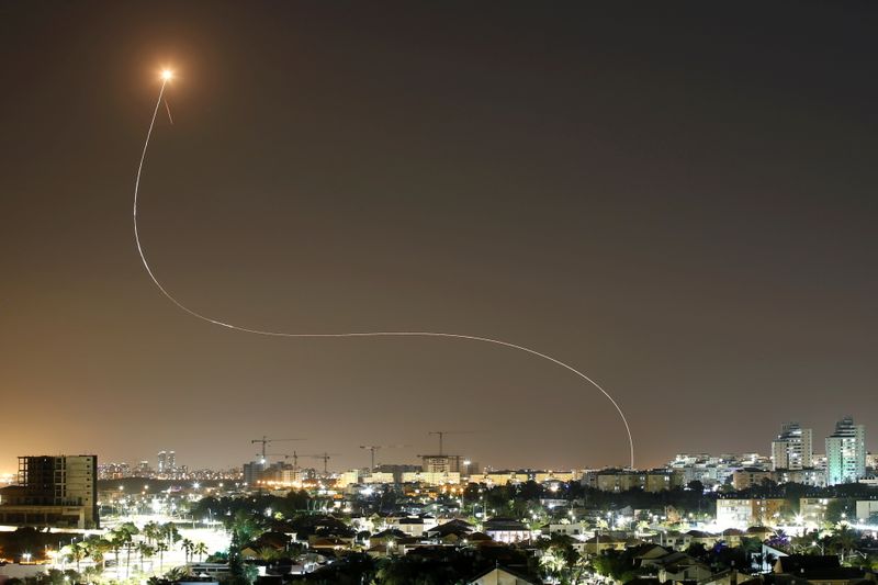 &copy; Reuters. خيط من الضوء يظهر في سماء عسقلان مع اعتراض صاورخ ضمن نظام القبة الحديدية الاسرائيلي لصاروخ أطلق من قطاع غزة تجاه اسرائيل يوم الثلاثاء. تصوير