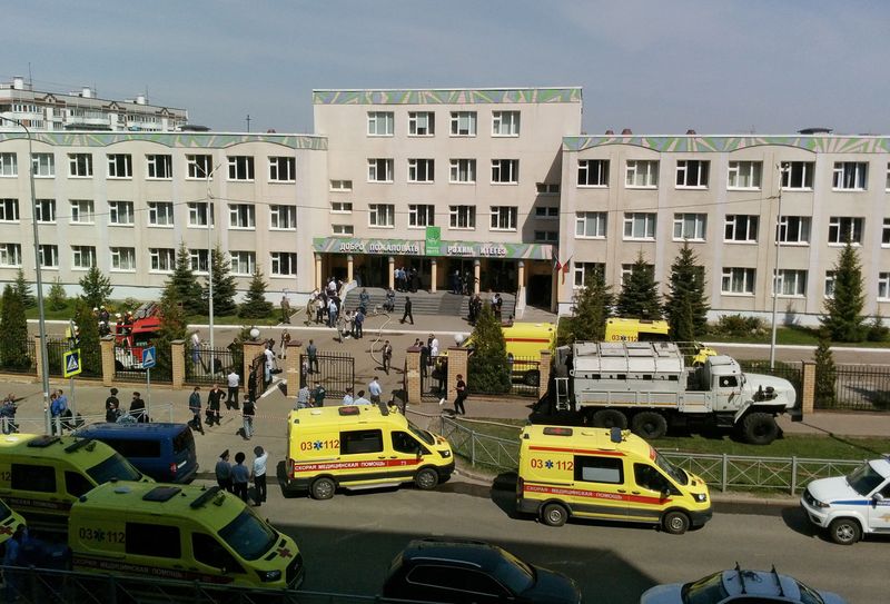 &copy; Reuters.  ５月１１日、ロシア中部カザンの学校で１９歳の男が銃を乱射し、生徒７人を含む９人が死亡、２０人以上が負傷し病院に搬送された。銃乱射が発生した学校で撮影（２０２１年　ロイタ