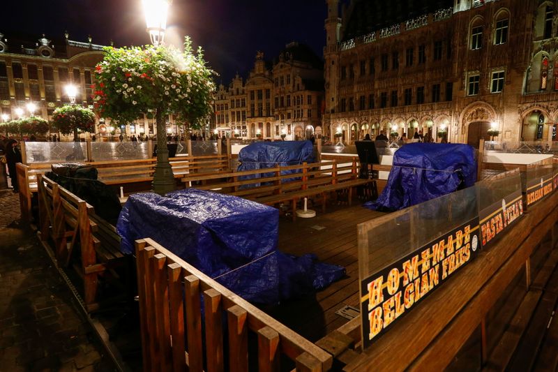 &copy; Reuters. ベルギー政府は１１日、コロナ対策のロックダウン（都市封鎖）措置を６月９日から大幅に緩和する方針を発表した。写真は、ブリュッセル市内の閉鎖されたレストランのテラス席。２０２