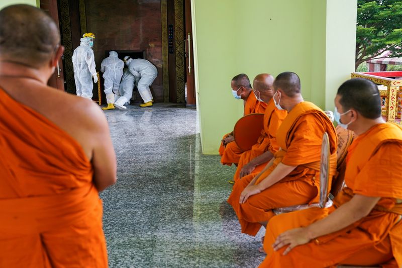 &copy; Reuters. タイで新型コロナウイルス感染による死者が１２日、新たに３４人報告され、１日の死者数として過去最多を記録した。写真は、タイ・バンコク郊外の寺院における遺体火葬場での様子。２