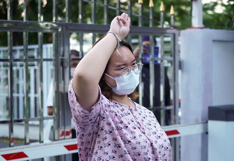 &copy; Reuters. FILE PHOTO: Protest leader Panusaya "Rung" Sithijirawattanakul, who has spent eight weeks in detention on charges of insulting the country's king, shows a three-finger salut as she leaves after she was granted bail at the Central Women's Correctional Inst