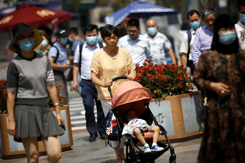 &copy; Reuters. 　５月１２日、中国・北京大学の経済学教授で中国オンライン旅行大手、携程旅行網（シートリップ）創業者でもある梁建章氏は、政府は出生率を引き上げるため、新生児１人につき１００