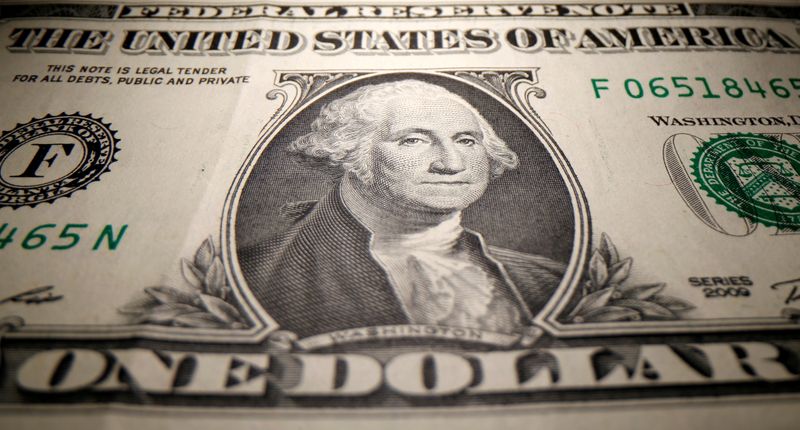 &copy; Reuters. دولار أمريكي في صورة توضيحية من أرشيف رويترز.