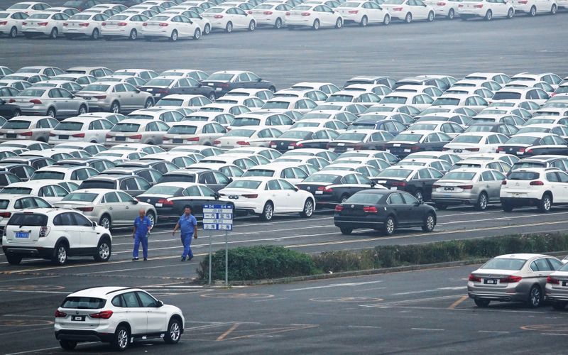 © Reuters. FILE PHOTO: Newly manufactured cars are seen at the automobile terminal in the port of Dalian, Liaoning province, China July 9, 2018. REUTERS/Stringer