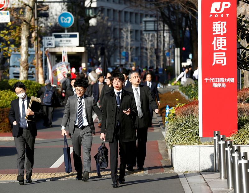 &copy; Reuters. Diversi passanti per le strade di Tokyo.  REUTERS/Kim Kyung-Hoon