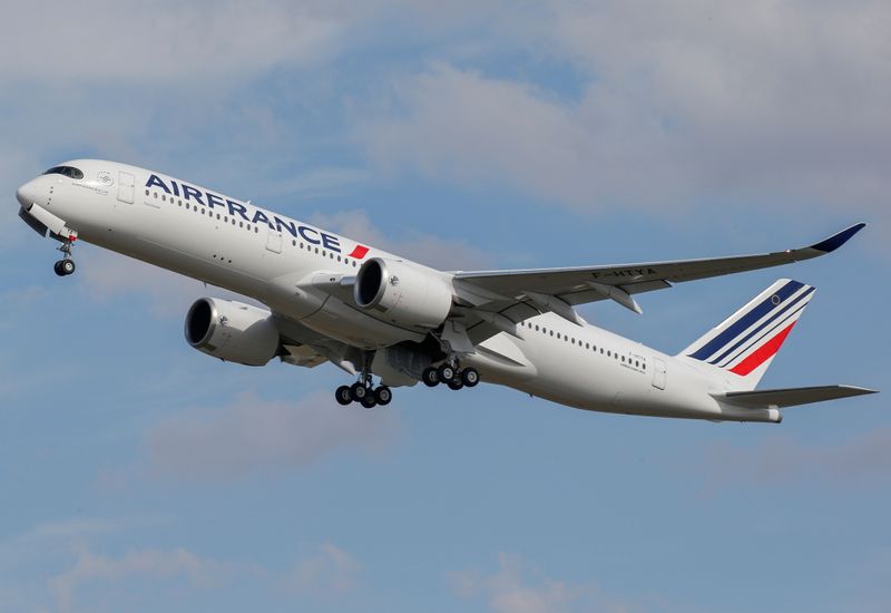 &copy; Reuters. FILE PHOTO: The first Air France airliner&apos;s Airbus A350 takes off after a ceremony at the aircraft builder&apos;s headquarters in Colomiers near Toulouse