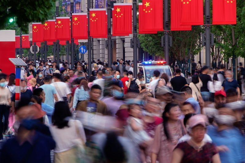 &copy; Reuters. Gente caminando por la calle peatonal de Nanjing, una de las principales zonas comerciales, en Shanghái, China, 10 de mayo de 2021. REUTERS/Aly Song