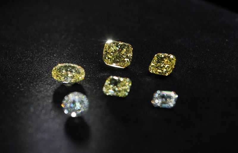 &copy; Reuters. A view shows polished colorless and yellow diamonds produced at "Diamonds of ALROSA" factory in Moscow, Russia April 30, 2021. Picture taken April 30, 2021. REUTERS/Tatyana Makeyeva