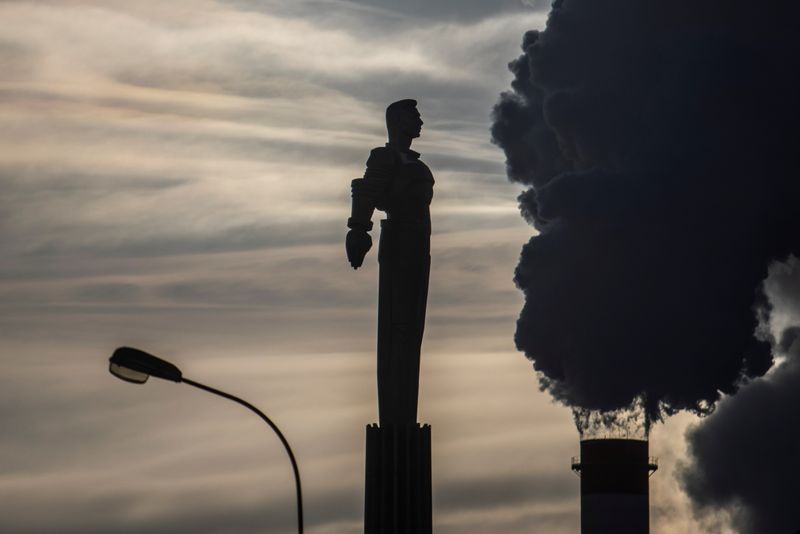 &copy; Reuters. Steam rises from chimneys of a heating power plant near a monument of Soviet cosmonaut Yuri Gagarin, the first man in space, with the air temperature at about minus 20 degrees Celsius, in Moscow, Russia, January 17, 2021. REUTERS/Maxim Shemetov