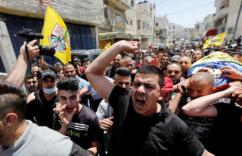 © Reuters. مشيّعون يحملون جثمان الفلسطيني حسين الطيطي الذي قتل برصاص الجيش الإسرائيلي في الضفة الغربية يوم الأربعاء. تصوير: موسى قواصمة - رويترز.
