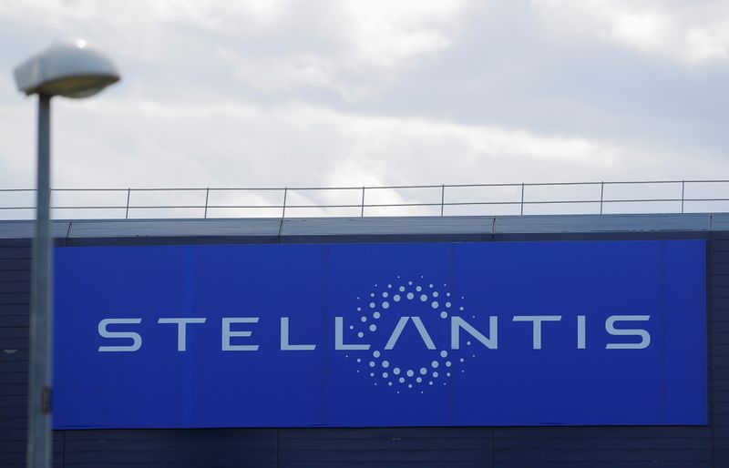 &copy; Reuters. The logo of Stellantis is seen on a company&apos;s building in Velizy-Villacoublay