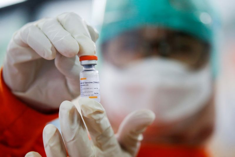 &copy; Reuters. Profissional de saúde segura frasco da vacina contra Covid-19 CoronaVac em centro de vacinação em Jacarta
14/01/2021 REUTERS/Willy Kurniawan
