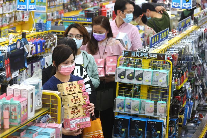 &copy; Reuters. 台湾で１２日に確認された新型コロナウイルス新規感染者数は１６人となり、これまでで最多となった。マスク購入に詰めかける人々、台北で１２日撮影。（２０２１年　ロイター/Ann Wang）