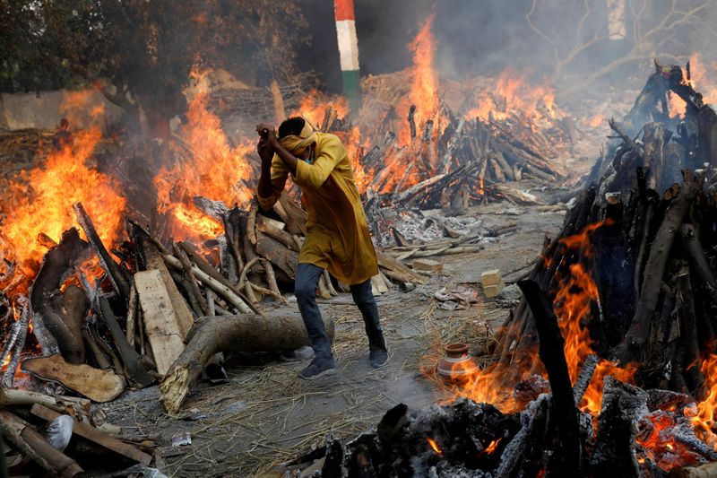 &copy; Reuters. Cremação em massa de pessoas que morreram de Covid-19 em Nova Délhi
26/04/2021 REUTERS/Adnan Abidi