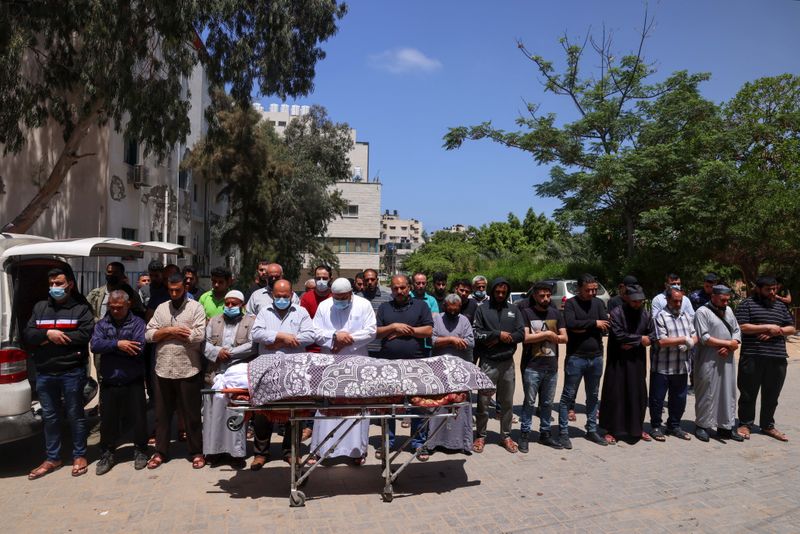 &copy; Reuters. Pessoas rezam em funeral de palestino morto em Gaza em meio à violência entre israelenses e palestinos
12/05/2021 REUTERS/Mohammed Salem