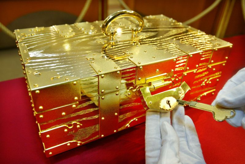 &copy; Reuters. FILE PHOTO: A pure 36 kg gold traditional chest with a key is on display in Tokyo  October 6, 2003. REUTERS/Eriko Sugita/File Photo